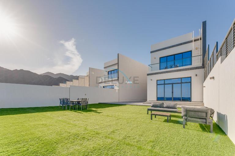 Gulf and Mountain Views 4BR Villa with Assistant Room on Al Dana Island Fujairah by Deluxe Holiday Homes - B&B Fujairah