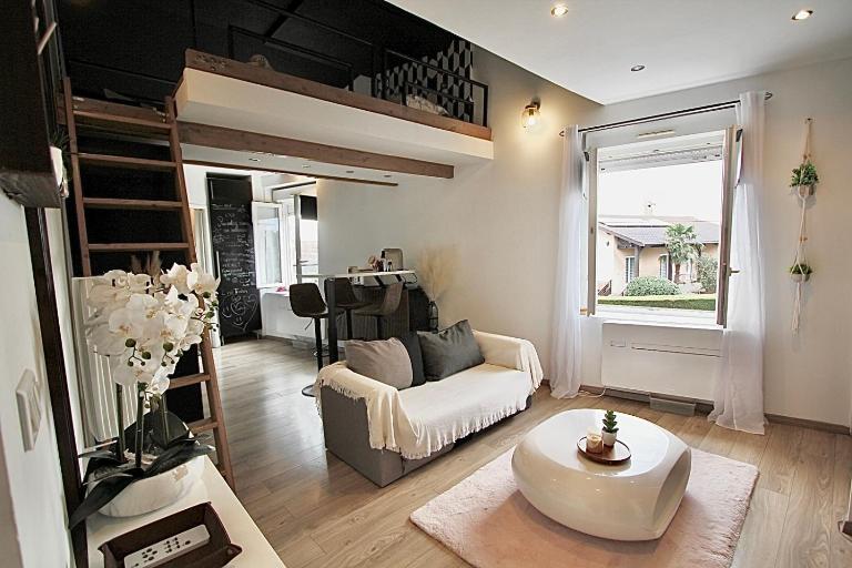Pied à terre - Mezzanine studio - Private parking - Chambres d'hôtes Irigny