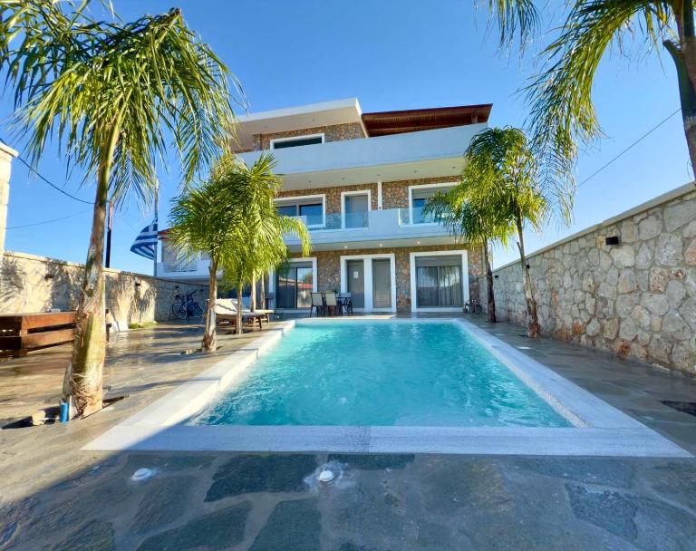 Odysseia Stay Pool & Private Jacuzzi 2min Beach - Bed and Breakfast Kremastí
