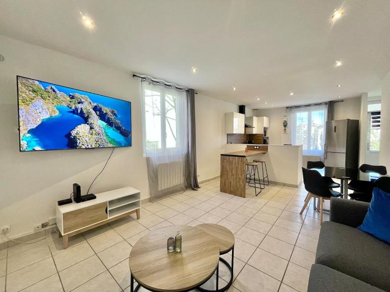 Maison de ville rénovée à 15 min de Lyon - B&B Pierre-Bénite