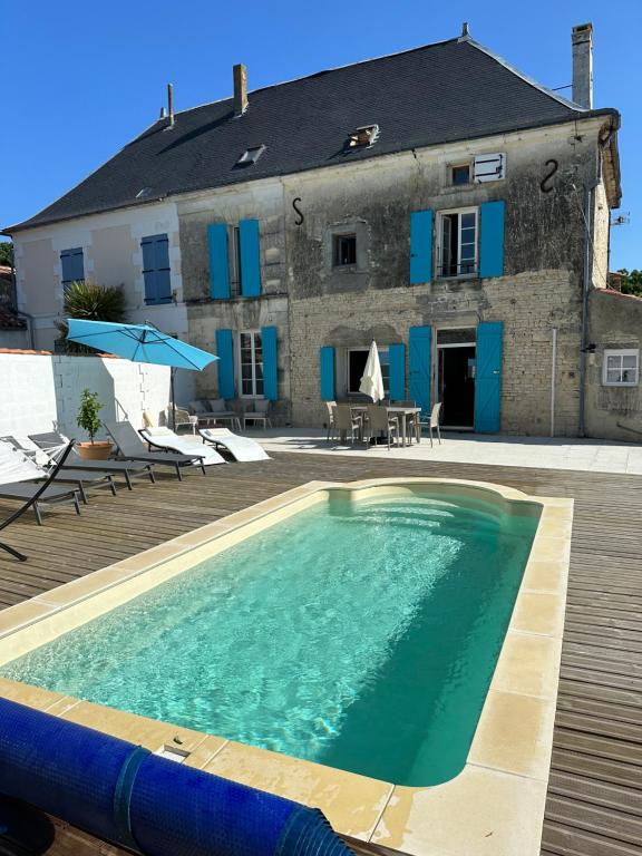 Stunning Maison du Maitre near Cognac private pool - B&B Haimps
