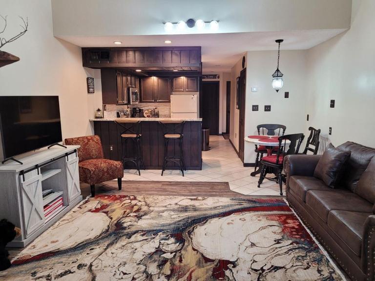 Little Womens Villa Condo 1 mile from Parkway - B&B Gatlinburg
