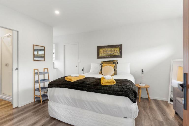 Beverley Hills Studio Apartment - Shared Pool and Hot Tub - B&B Whangamata