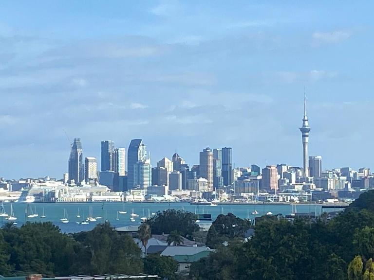 Modern apartment & harbour views - B&B Auckland