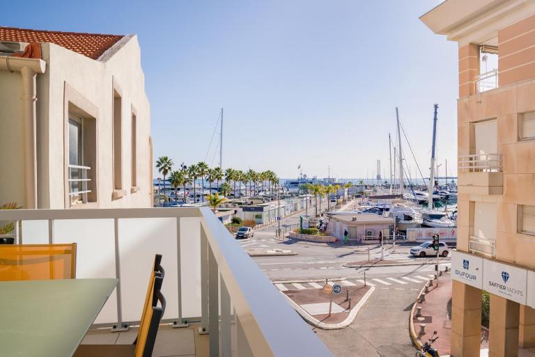 Les Voiles d Azur, Duplex moderne avec vue sur le port et la mer, à 2 minutes des plages - Ferienwohnung Vallauris