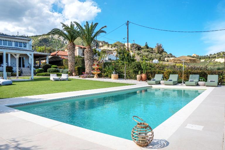 Luxury Garden Villa - Elegant rural retreat, heated pool - B&B Foinikiá