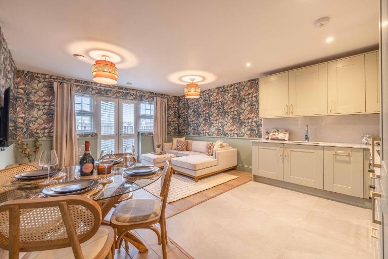 Escape in Style to Windsor with Free Parking - By Tempstay - Bed and Breakfast Windsor