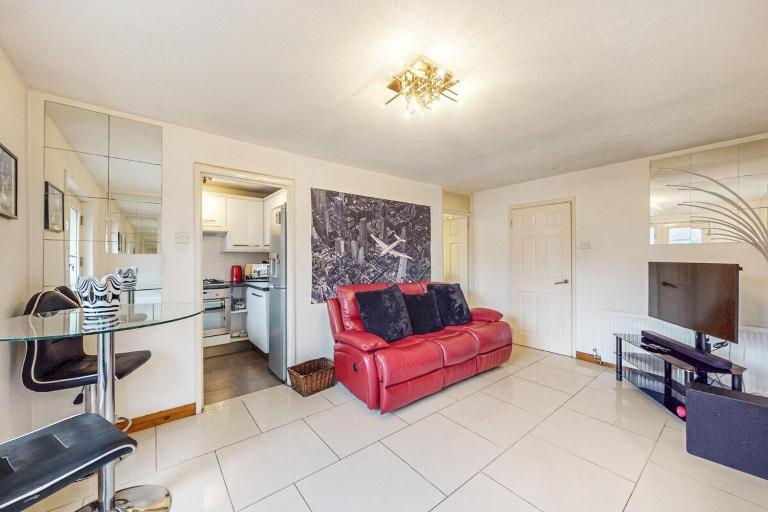 1-BR Flat with Easy Tube Access Nine Elms - B&B London
