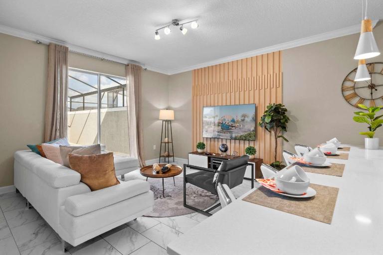 Relaxing Getaway Near Disney with Pool & Themed Rooms - Bed and Breakfast Kissimmee