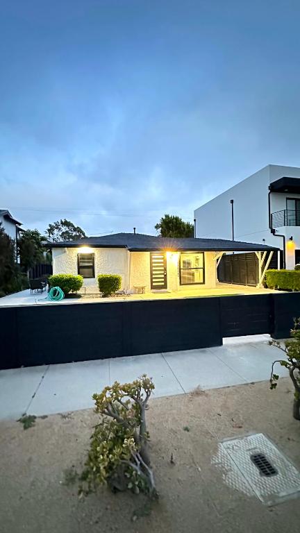 Modern Studio Stylish &Cozy Ieft Unit - Bed and Breakfast Los Angeles