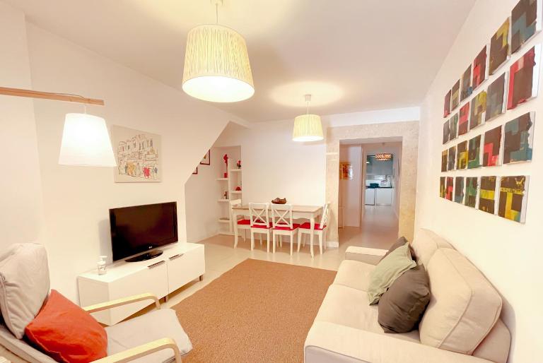 SWEET BAIRRO ALTO - Spacious Apartment in Prime Location - Bed and Breakfast Lissabon