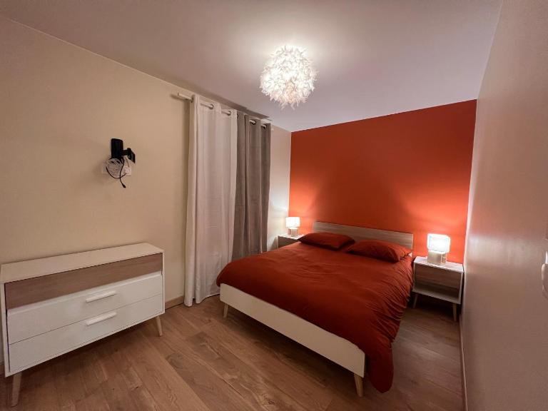 Chambre en colocation -terre ocrée- centre - ville- parking - B&B Ambérieu-en-Bugey