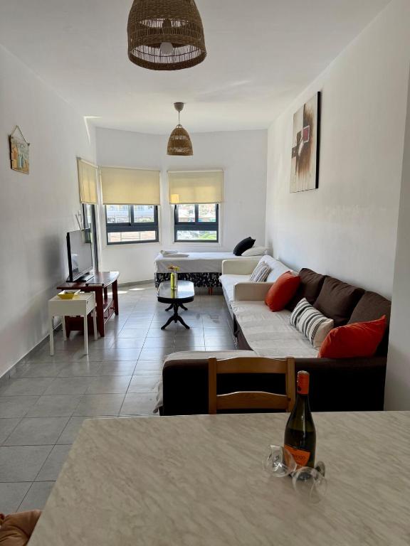 Elena One Bedroom Budget Apt - License no 06991 - B&B Paralímni