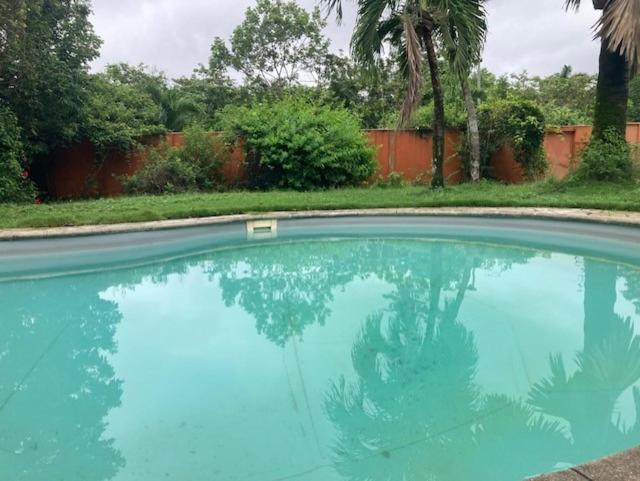 Chambre climatisée dans villa avec piscine - B&B Cabassou