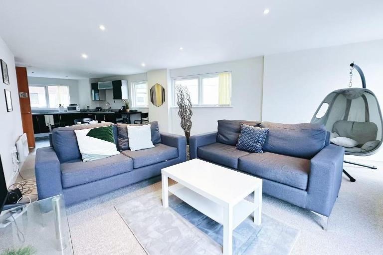 Breeze Inn - 2 Bed Apt with River View - B&B Swansea