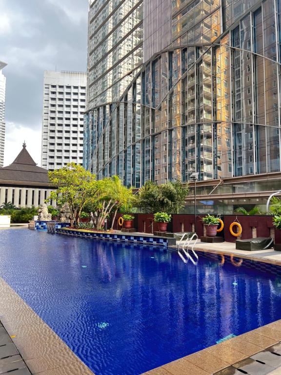 Shared Apartment in Sudirman - with Private Room & Private Bathroom & TV, 5 mins to MRT, Bus Stations, and Shopping Mall - B&B Jakarta