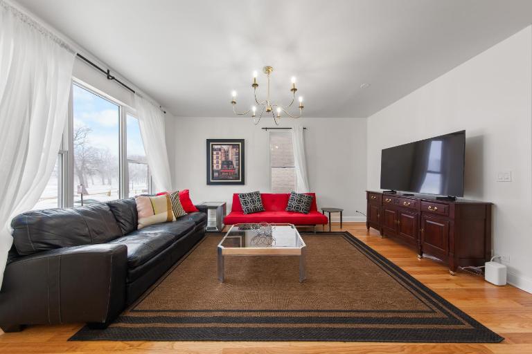 Perfect Location Across from Park & Train Station - B&B Chicago