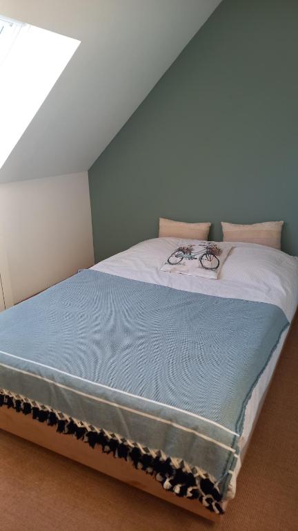Chambre Vert Sauge, lit double 2 personnes, Maison en plein coeur du Parc Régional du Vexin - Ferienwohnung Hérouville
