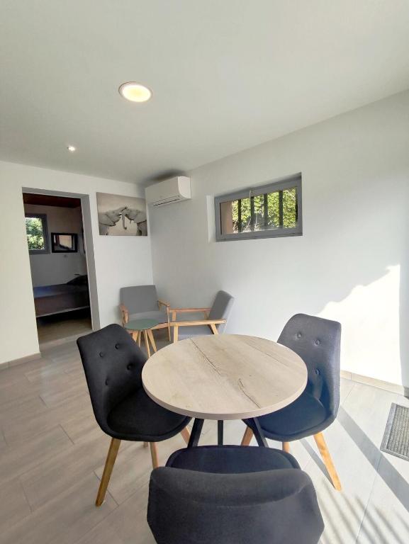 studio avec terrasse et parking privatif - B&B Courthézon