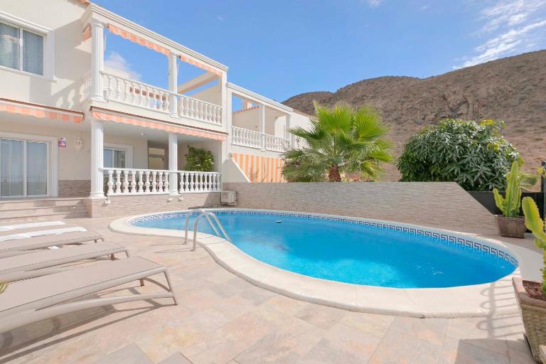 Townhouse with private pool! - B&B Arona