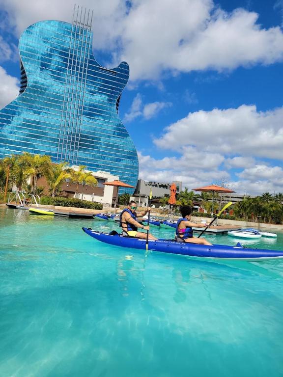 AMIRI Hollywood 5 mins from Hard Rock Stadium & The Guitar - B&B Hollywood