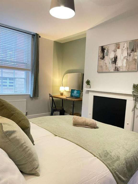 Brand New city Centre Flat, WiFi, Free Private off-site parking - Bed and Breakfast Nottingham