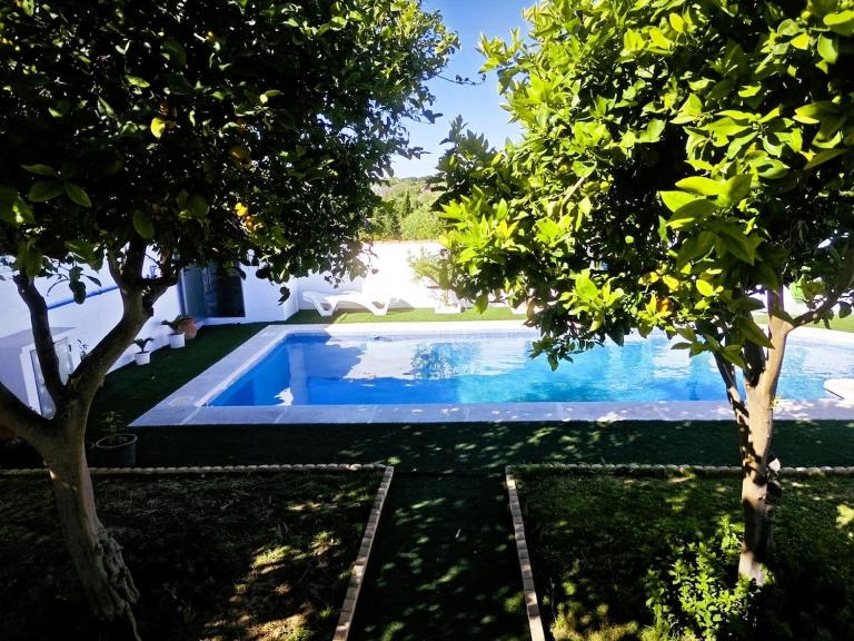 Chalet Familiar Relax con piscina y Aire Acondicionado - Bed and Breakfast Chiclana de la Frontera