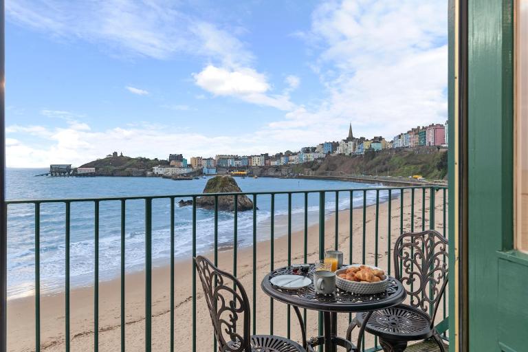 5 Sunny Cove - Direct Beach Access Sea Views - Chambres d'hôtes Tenby