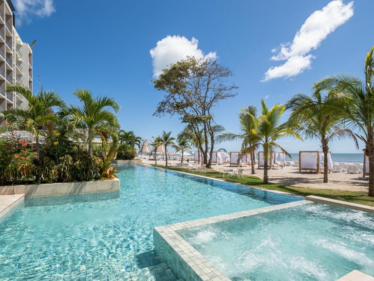 Playa Caracol Apt with Radisson Hotel Amenities - B&B El Cañito