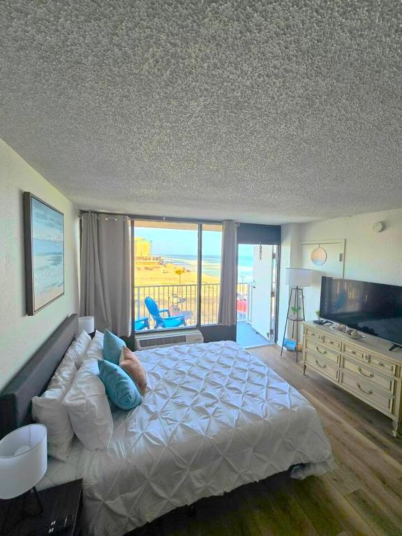 Ocean View Studio Condo w Heated Pool Private Balcony Free Parking - B&B Daytona Beach