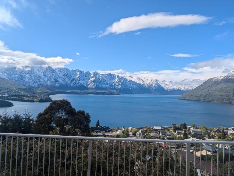 Greenstone Panorama - Family Bach - Stunning Views - Bed and Breakfast Queenstown
