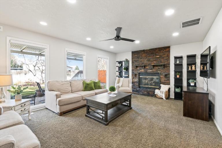 5BR Fire Pit BBQ Sleeps 12 Near Food Shops - Bed and Breakfast Meridian