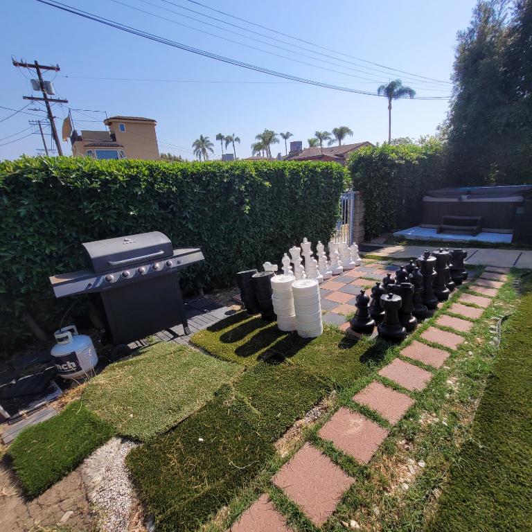 3 bedroom 2 bath home with Jacuzzi near Beverly Hills, wi-fi, Jacuzzi, Roku, BBQ, giant games family fun - Chambres d'hôtes Los Angeles