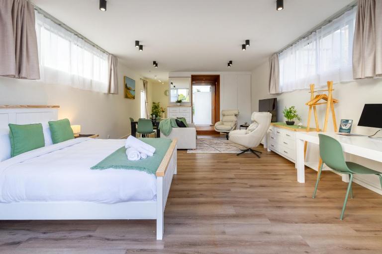 Luxury King studio with spa and private carpark - B&B Christchurch