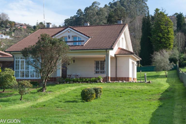 AVG Estanco 252 - B&B Gijón