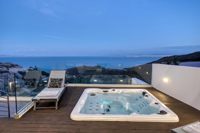 Deep Blue Luxury Villa Theseus - Private Jacuzzi - Sea View - B&B Lygaria