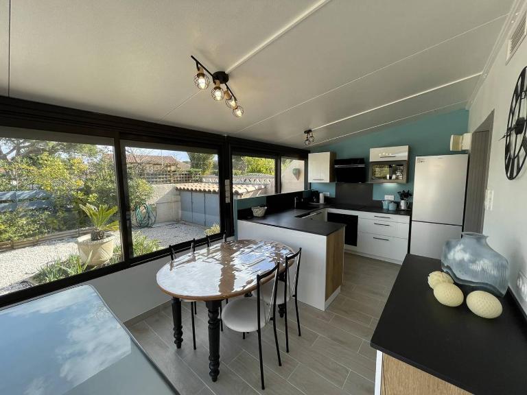 Charmante Villa T3 Climatisée avec Véranda, Terrasse et Jardinet - Proche Plage et Commerces - FR-1-106-54 - B&B Saint-Cyprien