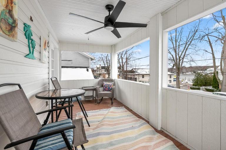 Apt in heart of DT Saugatuck river views from balc - B&B Saugatuck