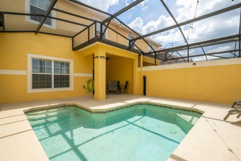 8937 Paradise Palms 4BR Townhome with Private Pool near Clubhouse - Bed and Breakfast Kissimmee