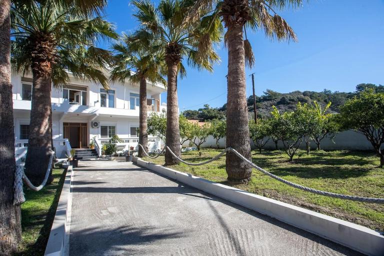 Malibu Villa - Bed and Breakfast Kremastí