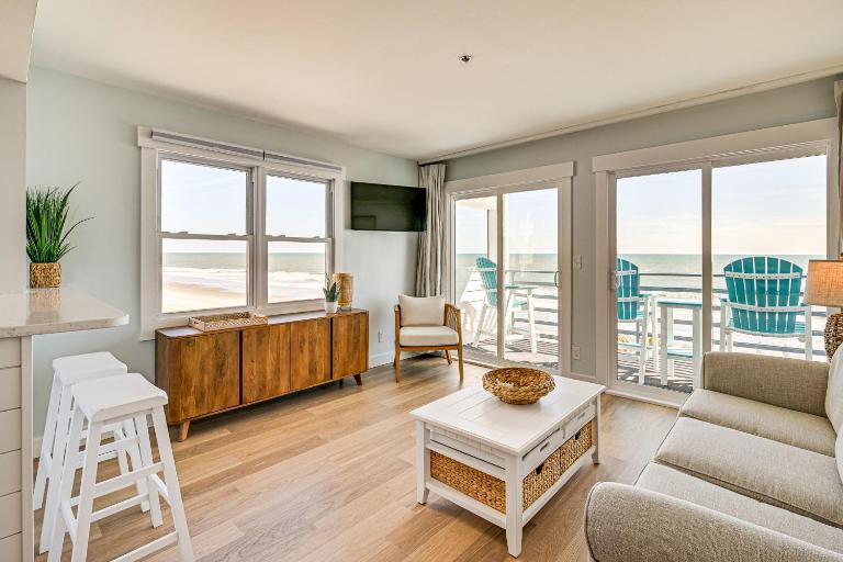 Pool & Beach Access: Scenic Murrells Inlet Condo! - Bed and Breakfast Myrtle Beach