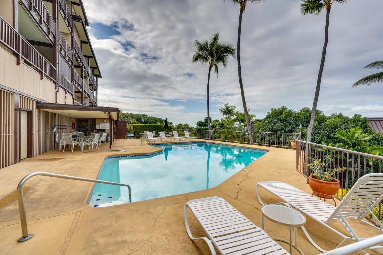 Kailua-Kona Coastal Condo w/ Lanai + Pool! - B&B Kailua-Kona