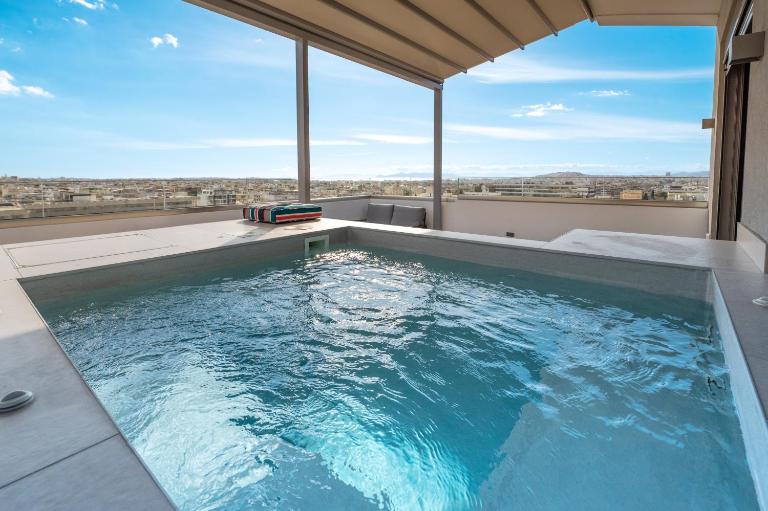 Elite Penthouse with Heated Pool and SkylineView - Chambres d'hôtes Le Pirée