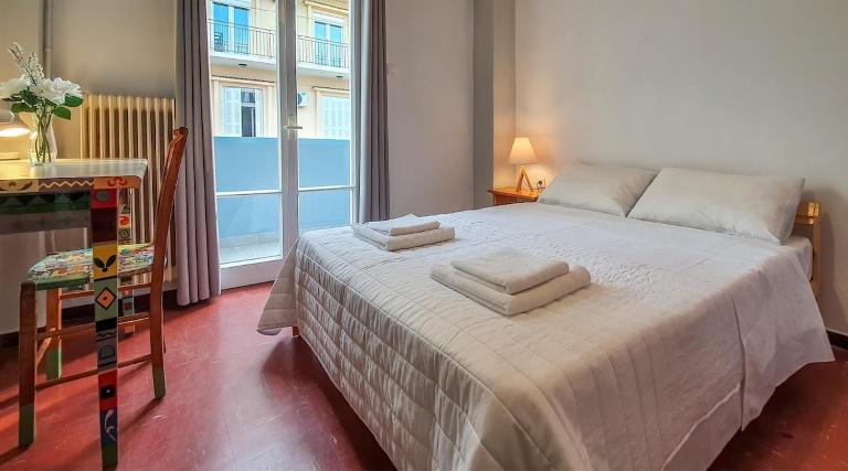 White Rose, Budget Flat in Chania Town Center - B&B La Canea