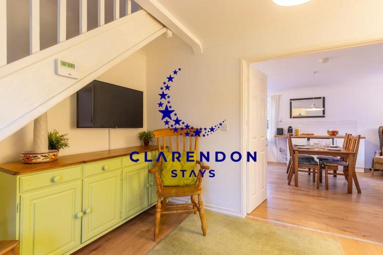 NEW! 2BR House in Leamington Spa by Clarendon Stays , Ideal for Professionals, Free Parking, WiFi, Smart TV! - Chambres d'hôtes Royal Leamington Spa