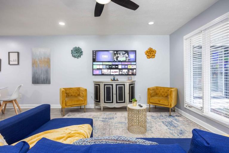 Midtown Modern Apt w Arcade 8 miles to FT Moore - B&B Columbus