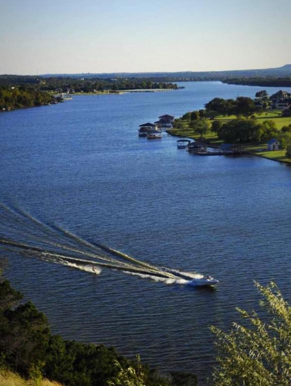 Mins to Granbury Med Ctr, Mins to Lake, Firepit, Stunning Modern Kitchen - B&B Granbury