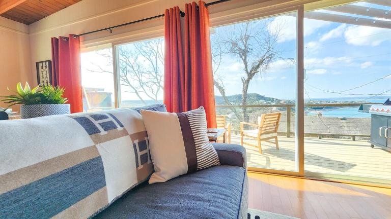 Lake View Romantic Cabin- Private hot tub room - B&B Canyon Lake