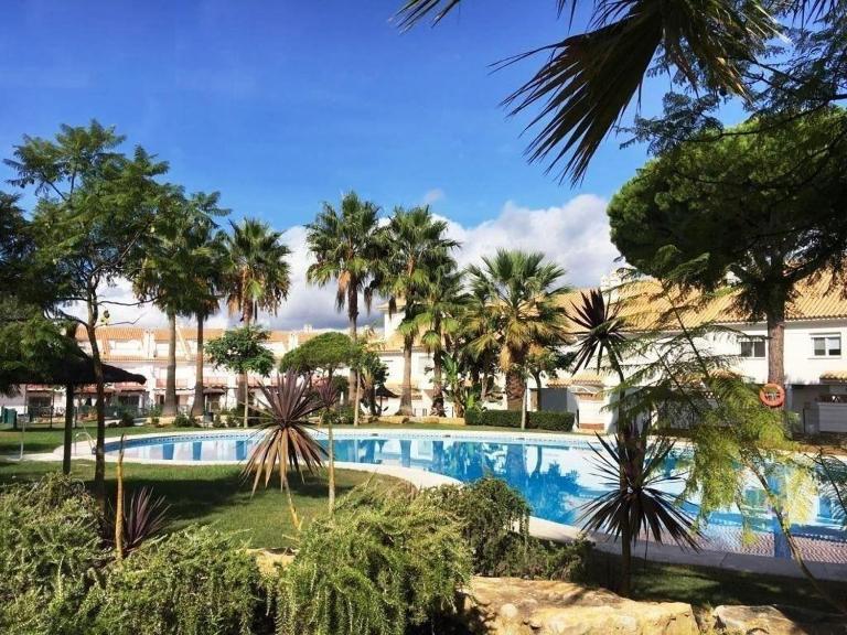 Casa en El Portil - 3-Bedroom Holiday Home including Paddle Tennis and Pool Near Golf Course - Ferienwohnung El Portil