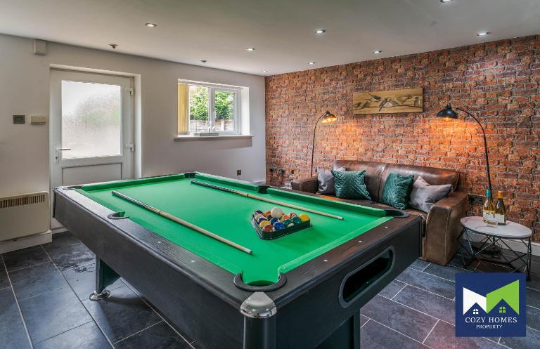 Spacious and Comfy 5 Bed, 2 Bath House with POOL TABLE, near Solihull, NEC, HS2 - Bed and Breakfast Birmingham